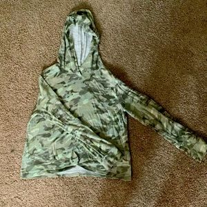 old navy light weight cropped camo hoodie.
